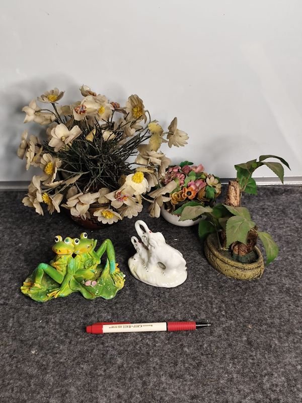 Lote de Adornos de Cerámica y Porcelana: Pareja de Ranas, Elefantes y Flores
