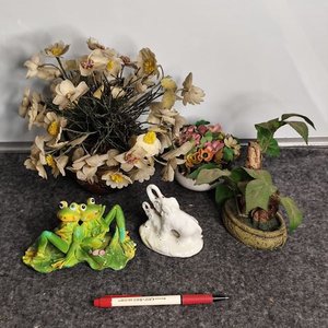 Lote anterior: Lote de Adornos de Cerámica y Porcelana: Pareja de Ranas, Elefantes y Flores
