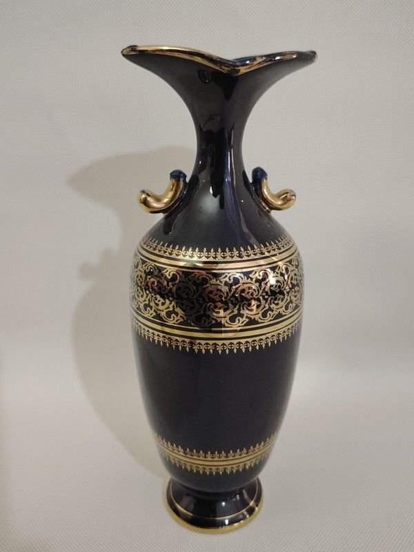 Lote anterior: Jarrón antiguo de porcelana fina estilo clásico
