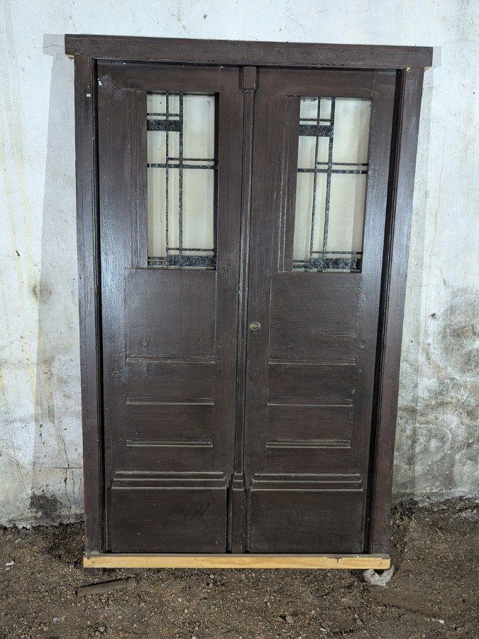 Puerta antigua de cedro con reja y marco de pinotea - imagen 2