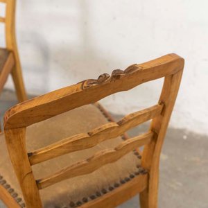 Par de Sillas Provenzales Talladas con Tapizado Desgastado - imagen 3