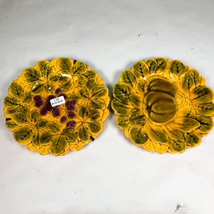 Par de Platos Decorativos de Cerámica Amarilla con Uvas y Calabaza - imagen 2
