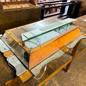 Mueble de Madera con Puertas y Estantes, Estilo Clásico - imagen 3
