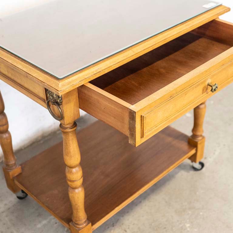 Mesa auxiliar rodante de dos niveles con manijas de bronce y cajón - imagen 3