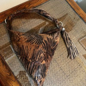Cartera Blaque Argentino Cuero Marrón con Flecos y Pompón - imagen 2