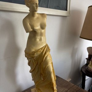 Escultura Clásica Venus de Milo en Yeso con Pátina - imagen 3