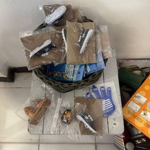 Lote anterior: Canasto con 19 Souvenirs de Uruguay y Guante de Arquero
