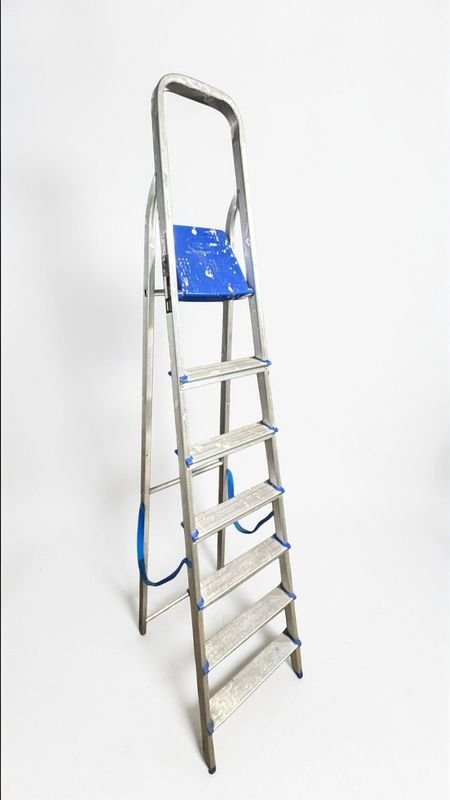 Escalera portátil y plegable de metal