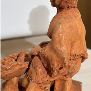 Escultura Artesanal en Terracota: Campesina con Alimentos - imagen 3