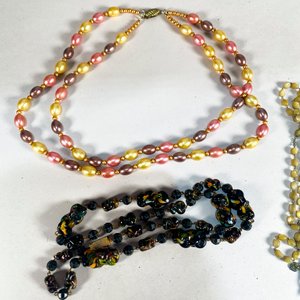 Lote de Bijouterie: Collares y Rosario con Dije de Cruz - imagen 4