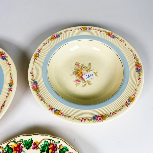 Tres platos de loza inglesa decorados - imagen 4