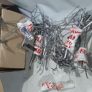 Lote anterior: Caja con Ganchos para Panel Ranurado y Exhibidor de Celulares