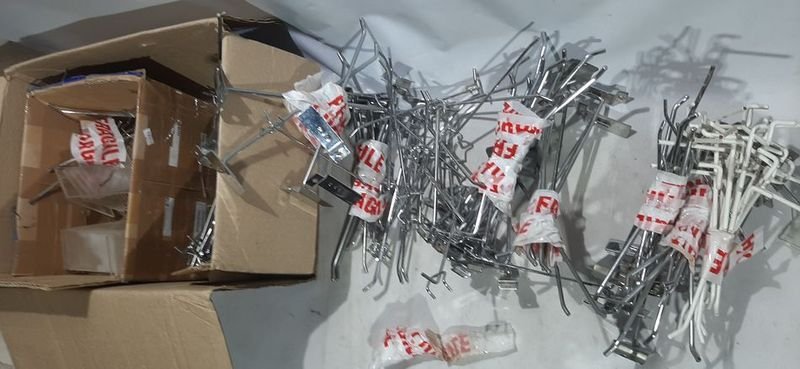 Caja con Ganchos para Panel Ranurado y Exhibidor de Celulares