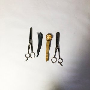 Lote siguiente: Lote de 4 piezas: Tijeras de peluquería, navaja y reloj de dama