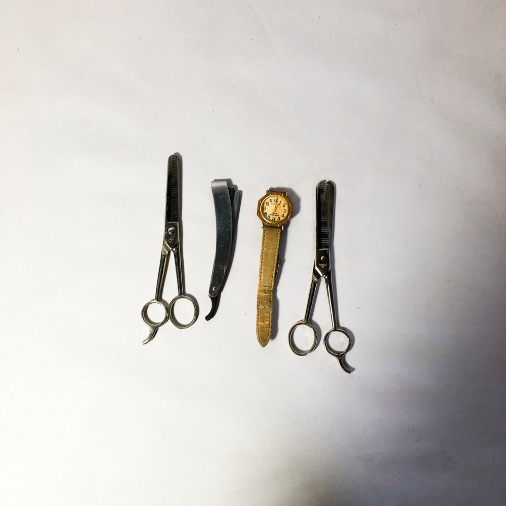 Lote de 4 piezas: Tijeras de peluquería, navaja y reloj de dama