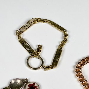 Tres Pulseras Metálicas y Enchapadas con Diseños Variados - imagen 3