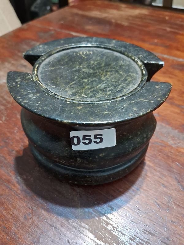 Platos de metal y tazón en apariencia antigua - imagen 3