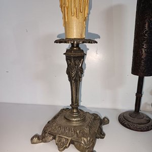 Lote de Piezas Antiguas: Candelabro de Bronce, Candelabro de Madera y Figuras de Metal - imagen 3