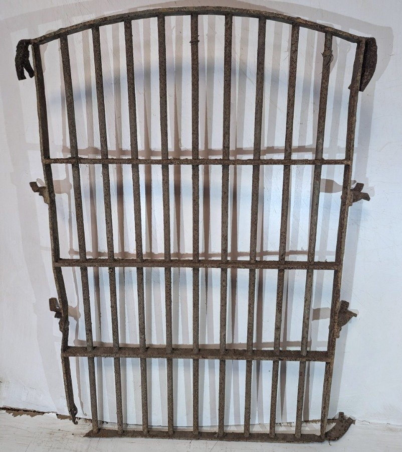 Lote anterior: Puerta de metal antigua en varilla y planchuela