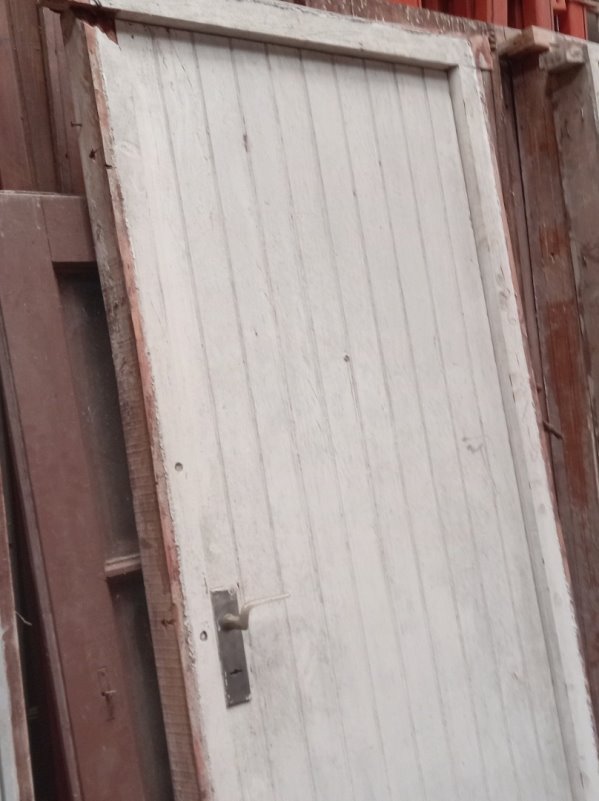 Puerta de Frente Blanca de Madera Alambriz con Marco Averiado