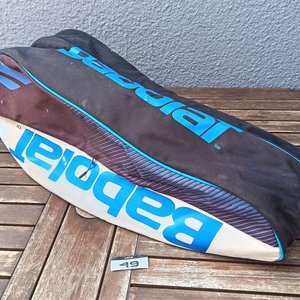 Dos bolsos o fundas para raquetas de tenis marca Babolat, de diferentes modelos y colores, con cierres; usados, con desgaste y señales de uso visibles. - imagen 7