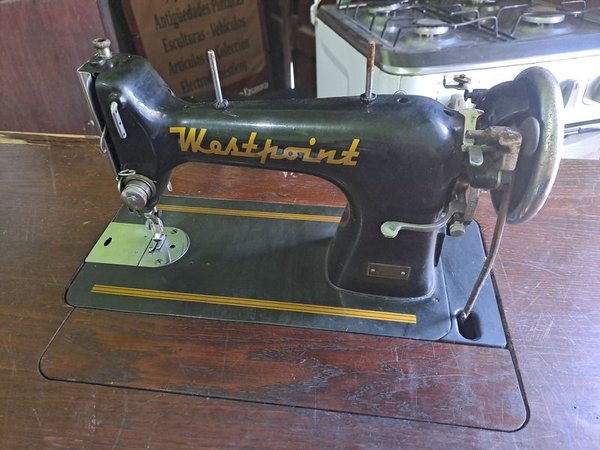 Maquina de coser a pedal antigua en excelente estado - imagen 3