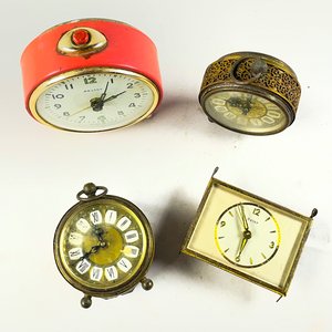 Lote de Cuatro Relojes de Sobremesa Antiguos - imagen 2