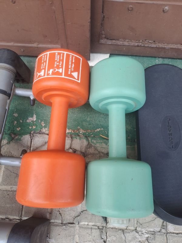 Máquina de ejercicio para piernas y glúteos Leg Magic con pocas pesas plásticas - imagen 3