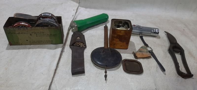 Caja con herramientas y monedas vintage - imagen 3