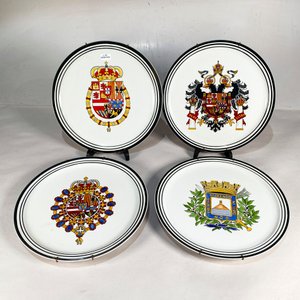 Lote siguiente: Cuatro Platos Decorativos con Escudos Nacionales e Internacionales