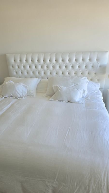 Respaldo de cama de cuero blanco capitoneado - imagen 1