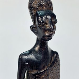 Talla en Madera Africana de Dama con Vestido - 19 cm - imagen 2