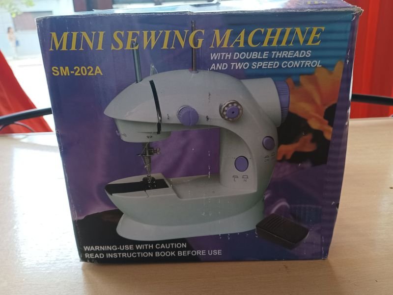 Lote siguiente: Mini maquina de coser nueva y original