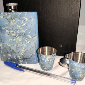 Set de Petaca y Vasos de Acero con Diseño "Ramas de Almendro en Flor" de Van Gogh - imagen 4