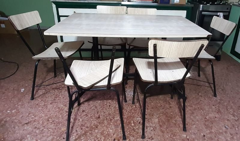 Mesa Rectangular con 6 Sillas Estilo Nórdico