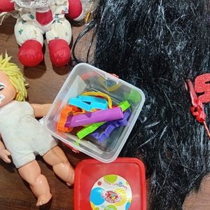Lote Variado: Muñecas, Accesorios de Moda, Juguetes y Más - imagen 12