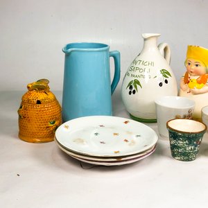 Lote de Porcelana: Jarras, Tazas, Platos, Azucarero y Portalápices - imagen 3