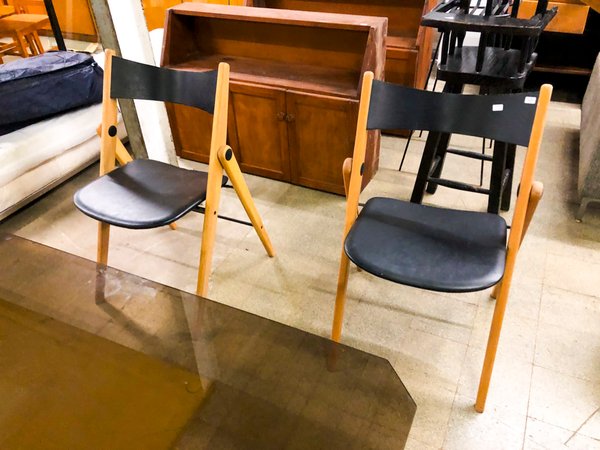 Juego de Sillas Plegables y Mueble de Madera - imagen 1