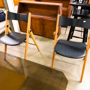 Juego de Sillas Plegables y Mueble de Madera - imagen 1