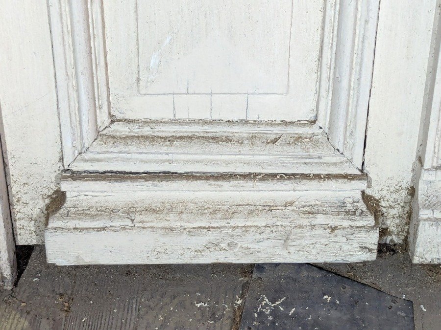 Puerta de dos hojas batientes en cedro con diseño de tablero y manotones de bronce - imagen 6