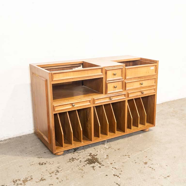 Lote anterior: Mueble de madera para aparato de música, en mal estado