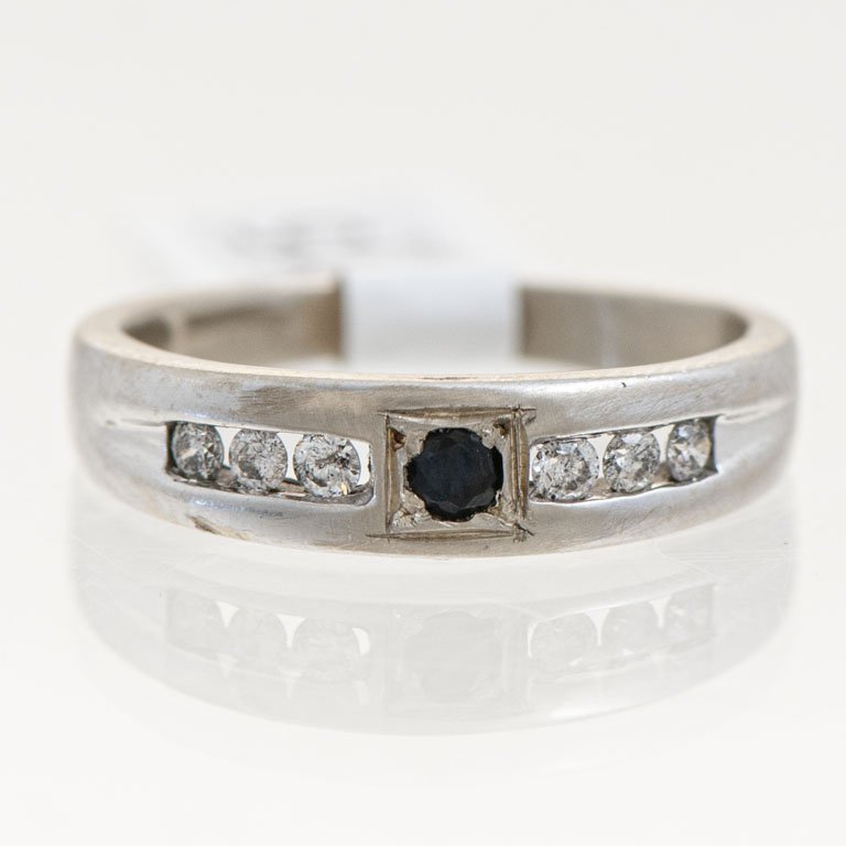 Lote anterior: Anillo de oro con zafiro y brillantes