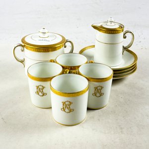 Lote siguiente: Conjunto de Porcelana Francesa Blanca con Guarda Dorada: Pocillos, Platillos, Azucarero y Lechera