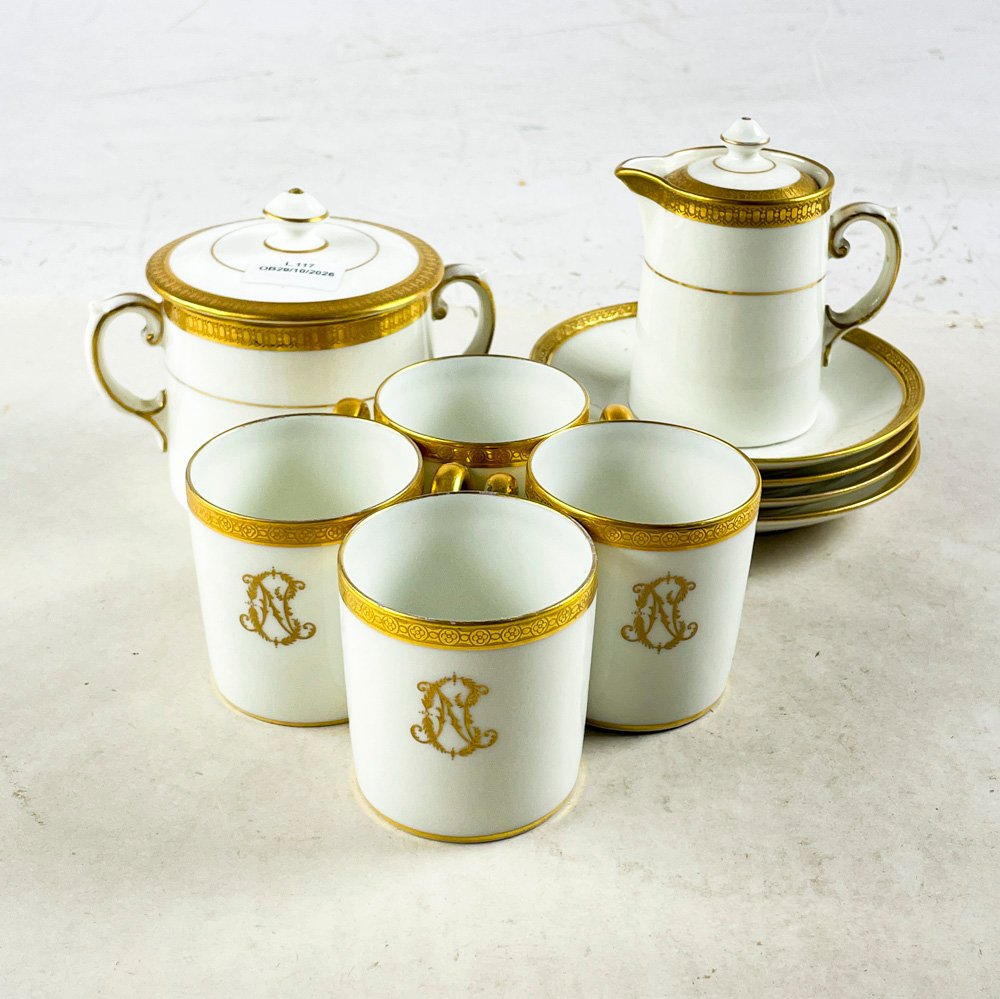 Conjunto de Porcelana Francesa Blanca con Guarda Dorada: Pocillos, Platillos, Azucarero y Lechera
