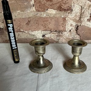 Par de Veladores de Platina con Base Repujada - imagen 2