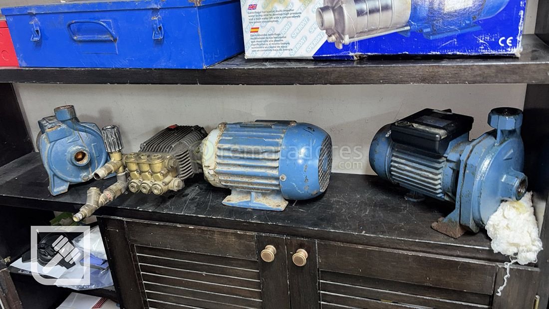 Lote de Bombas de Agua Industriales y Componentes