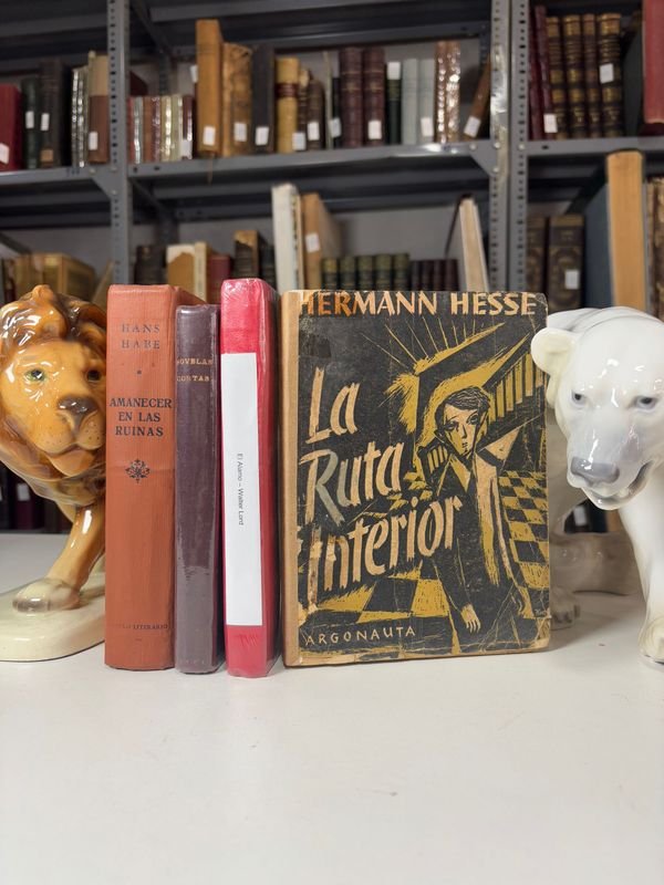Lote siguiente: Libros y Estatuas Decorativas en Español