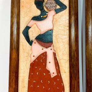 Dos Cuadros en Relieve: Damas Africanas con Vestidos Coloridos - imagen 2
