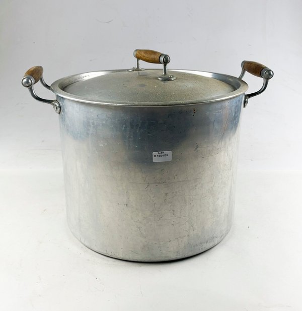Lote siguiente: Olla de cocina en plata con mango de madera