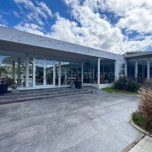 Lote de Mobiliario y Decoración para Espacios Amplios - imagen 4